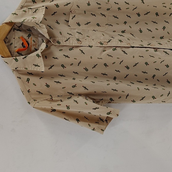 Mountain and Isles Button Up Mens Shirt Tan With Cactus Print Size Medium - Picture 2 of 9